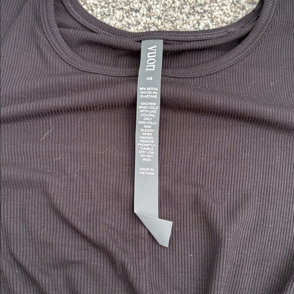 VUORI WOMEN'S LONG SLEEVE COVE TWIST TEE in Black - Picture 6 of 7